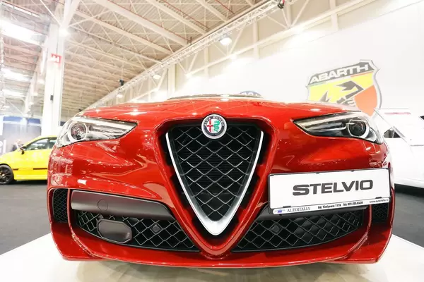 Alfa Romeo Stelvio in Rot, Aufnahme von vorne beim Auto Show in Bukarest, Rumänien