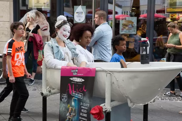 Alice on the run von Theater Titanick - Frau in der Badewanne