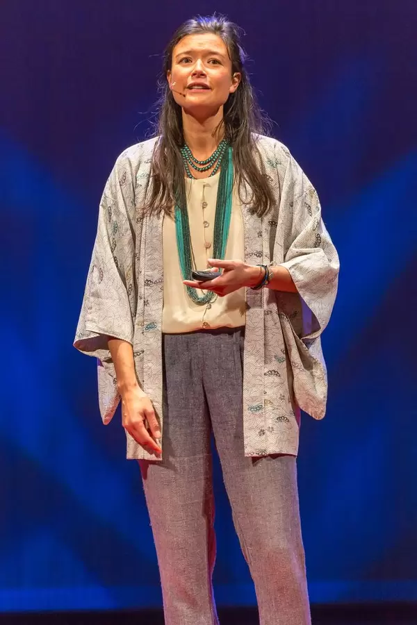 Alie de Boer auf der Bühne - TEDxVenlo 2017