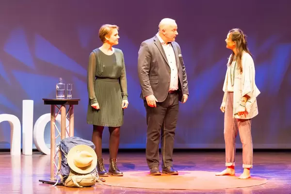 Alie de Boer unterhält sich mit den Moderatoren - TEDxVenlo 2017