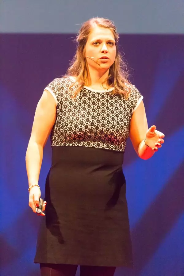 Alie de Boer zeigt auf wieso es wichtig ist sich mit Nahrung kritisch auseinander zu setzen - TEDxVenlo 2017