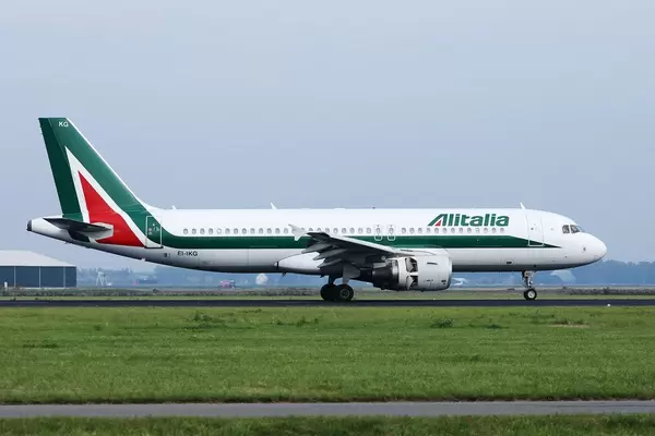 Alitalia Flugzeug auf dem Rollfeld des Amsterdam Schiphol Flughafens