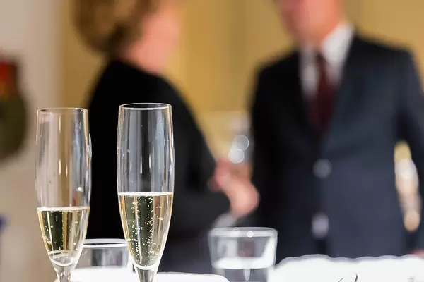 Alkoholische Begrüßungsdrinks mit Schaumwein in edlen Gläsern