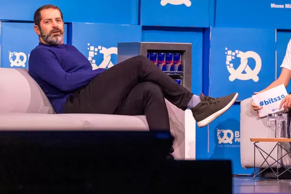 Allbird show Co-Founder Joey Zwillinger talks about sustainable management and corporate social responsibility on stage in Munich