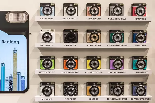 Alle Farben der Sofortbildkamera von Instax Square SQ6 mit Ranking der populärsten an der Photokina in Köln