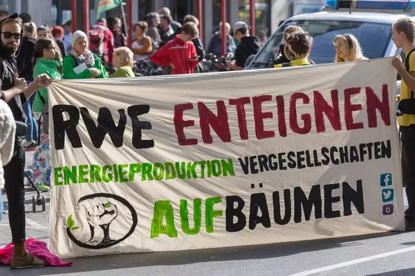 Alle fürs Klima-Demonstranten fordern: "RWE Enteignen - Energieproduktion Vergesellschaften"