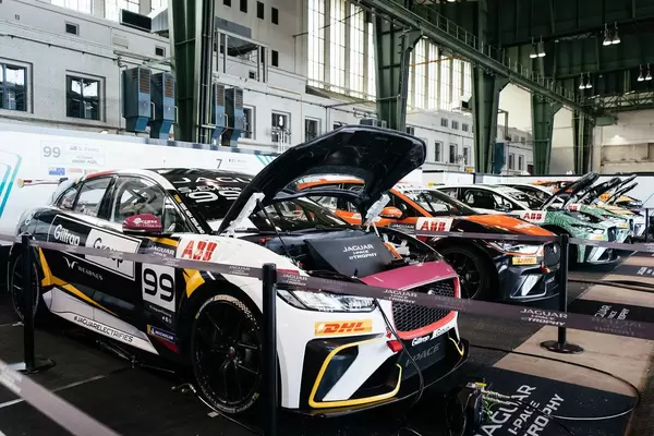 Alle Jaguar i-Pace eTrophy Rennwagen, die nach dem Rennen die Batterien aufladen
