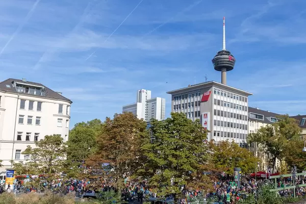 Alles-fürs-Klima-Protestzug der Fridays-for-Future-Bewegung am Hans-Böckler-Platz in Köln