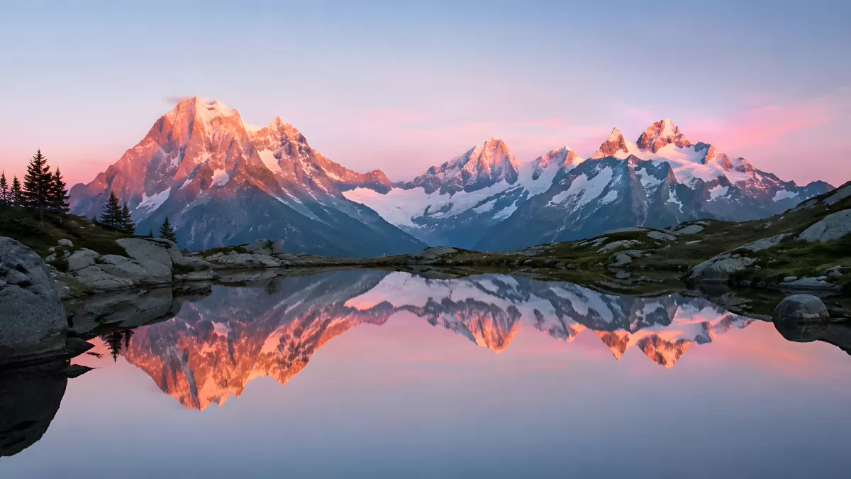Alpenglühen spiegelt sich in einem Bergsee