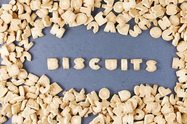 Alphabet Buchstaben als Kekse mit der Schrift Biscuits in der Mitte