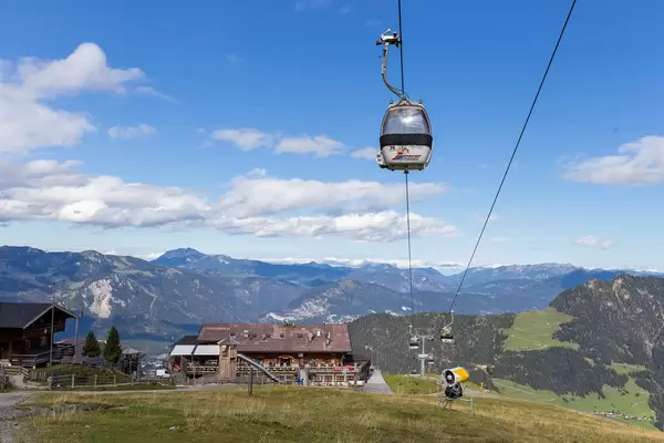 Alpine Bergbahn fährt aus dem Alpbachtal auf das Wiedersberger Horn, ein Gipfel mit 2127 Meter Höhe