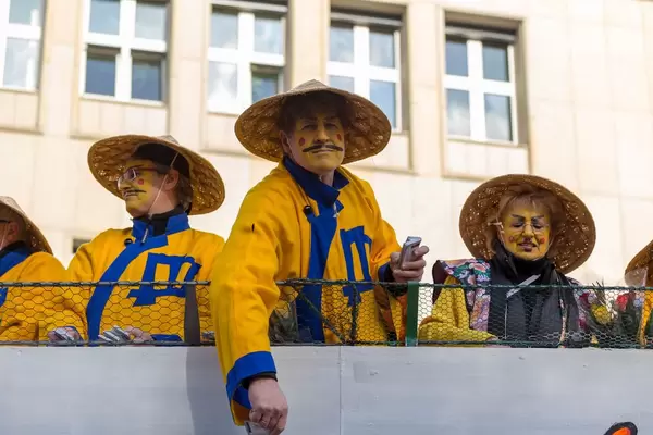 Als Asiaten verkleidet beim Rosenmontagszug - Kölner Karneval 2018