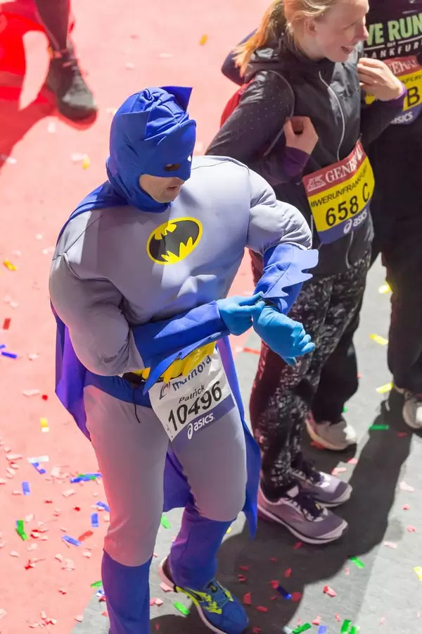 Als Batman gekleideter Läufer - Frankfurt Marathon 2017