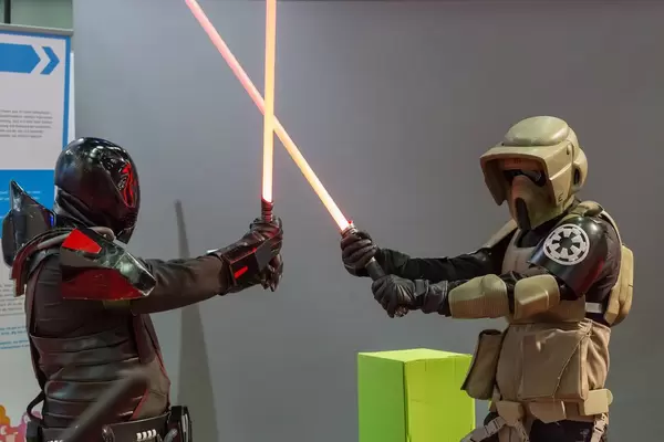 Als Sith verkleidete Cosplayer kämpfen mit Lichtschwertern