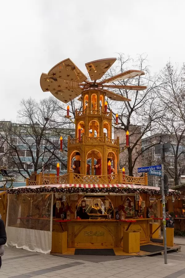Als Turm geformter Weihnachtsmarktstand verkauft Snacks