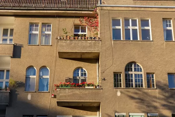 Altbaugebäude mit Balkons mit schönen Blumen