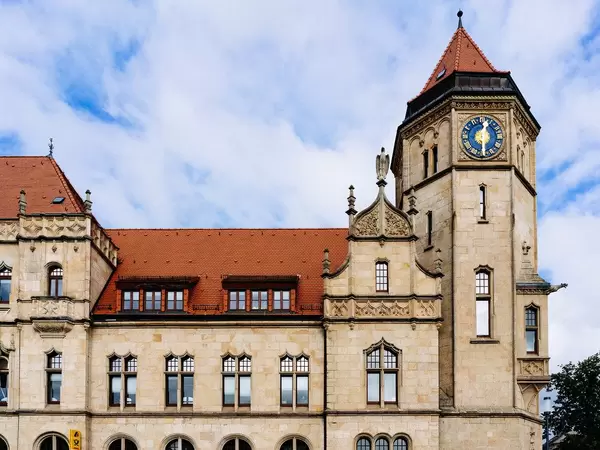 Altbaugebäude mit Uhr in Dessau gegenüber dem neu eröffneten Bauhausmuseum