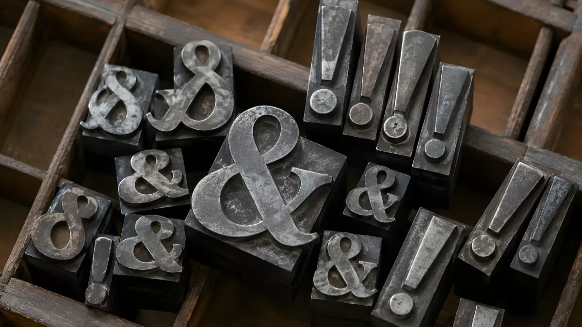 Alte Bleisatz-Lettern mit Ampersand und Ausrufezeichen