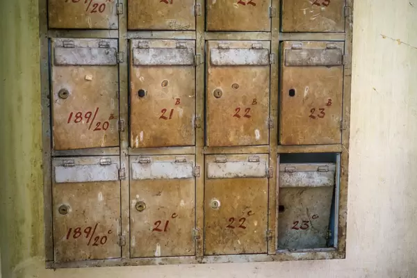 Alte Briefkästen in einem Wohnungsgebäude in Chinatown, Saigon