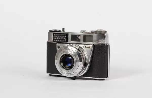 Alte Fotokamera von Kodak mit integriertem Blitz