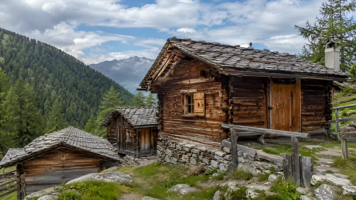 Alte Holzhütten auf einer Alm in den Bergen