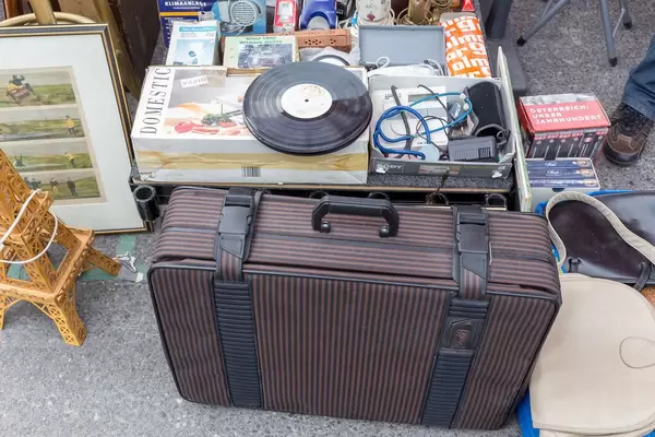 Alte Koffer, Platten und andere Gebrauchtwaren am Naschmarkt