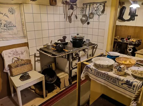 Alte Retro-Küche mit historischem Feuerofen