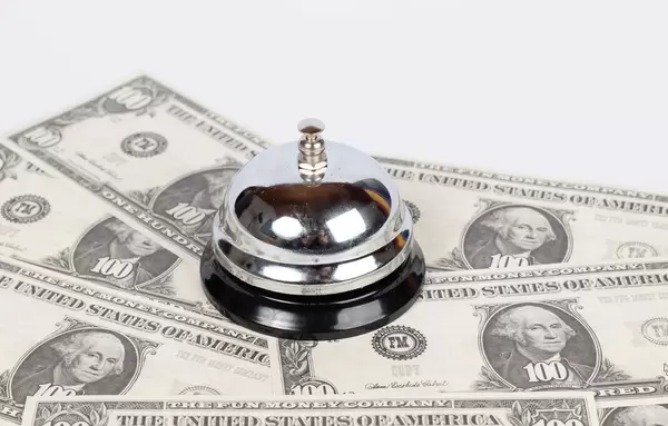 Alte Rezeptionsklingel für Hotels auf Dollarnoten
