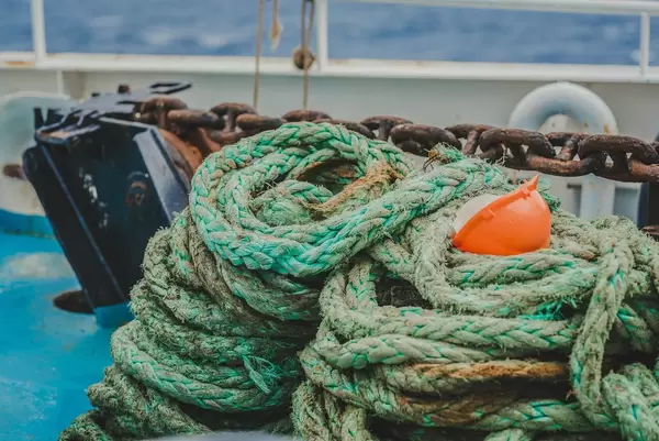 Alte Schiffstaue in türkis-blau