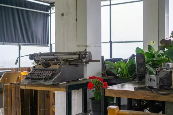 Alte Schreibmaschine, Kamera und Lautsprecher als Dekoration in einem Cafe