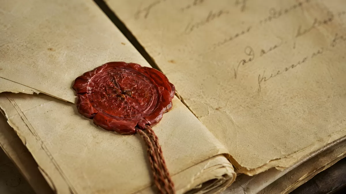 Alter Brief mit rotem Siegelwachs auf vergilbtem Papier