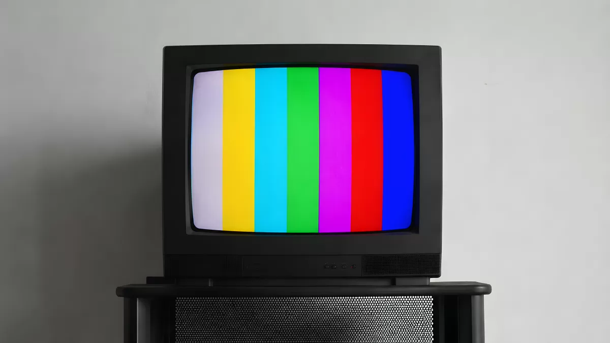 Alter CRT-Fernseher mit buntem Testbild auf Ständer