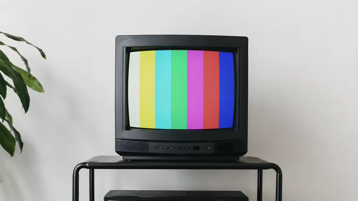 Alter CRT-Fernseher mit Farbbalken-Testbild