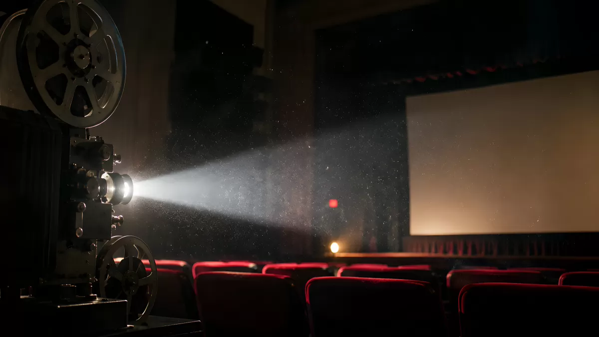 Alter Filmprojektor beleuchtet leeren Kinosaal