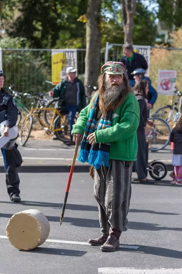 Alter Hippie mit Gehstock beim globalen Klimastreik "Alle fürs Klima" der Fridays for Future Bewegung