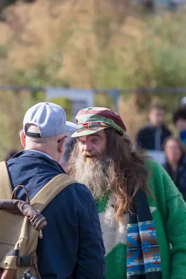 Alter Hippie unterstützt Fridays for Future beim Klimastreik in Köln