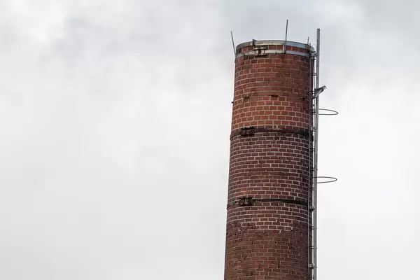 Alter industrieller Schornstein