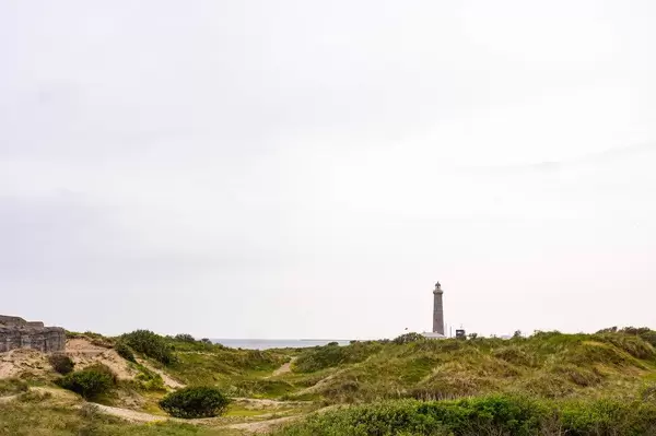 Alter Leuchtturm in Skagen Dänemark mit Sanddünen und dem Meer im Hintergrund