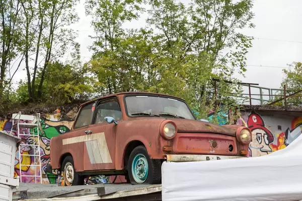 Alter Trabi im Odonien