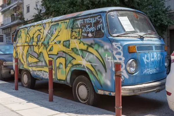 Alter VW Transporter übersprüht mit Graffiti