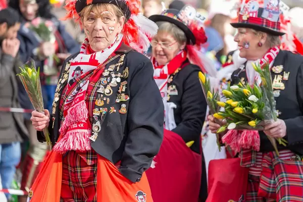 Ältere Damen mit Blumen (33 Jahre Kölsche Huhadel) beim Rosenmontagszug - Kölner Karneval 2018
