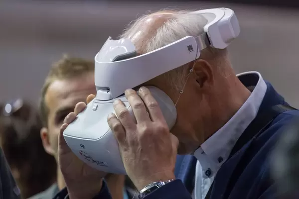 Älterer Geschäftsmann testet die VR Brille von DJI für Drohnen