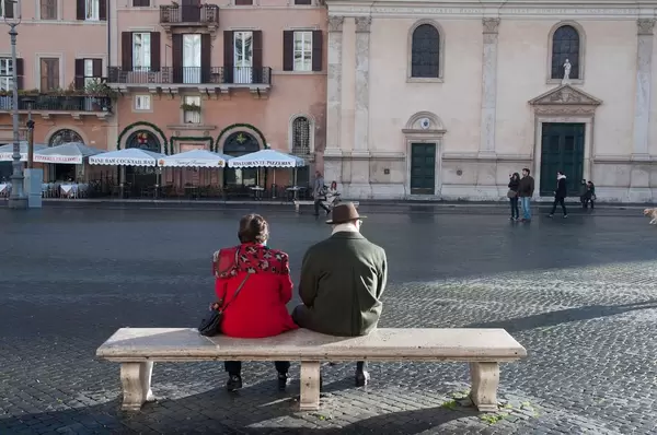 Älteres Paar sitzt auf einer Marmorbank in Rom, Italien