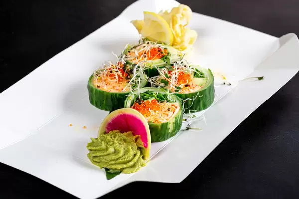Alternative Sushirollen mit Schneekrabbe, Avocado, Gurke und Rucola