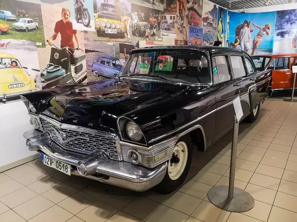 Altes Auto & Luxuslimousine Gaz Tschaika von Gorkowski Awtomobilny Sawod, ausgestellt im Technischen Museum in Brünn, Tschechien
