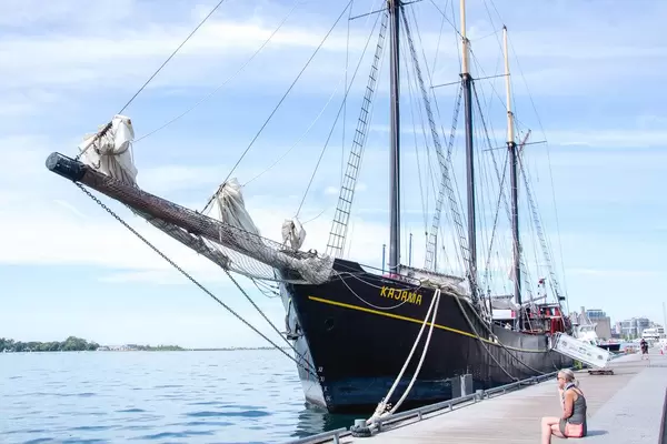 Altes Dreimaster-Boot hat im Hafen angelegt