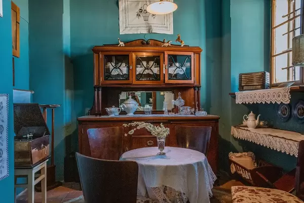 Altes Familien-Esszimmer mit Büffetschrank und bestickter Tischdecke