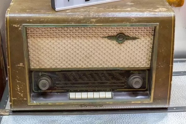Altes Normende Transita DAB Radio im Retrostyle