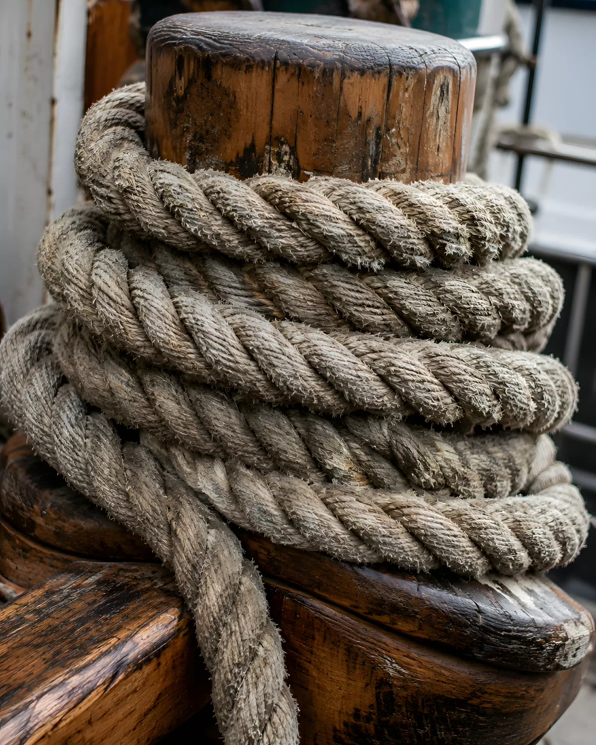 Altes Tauwerk um Holzpoller auf einem Segelschiff