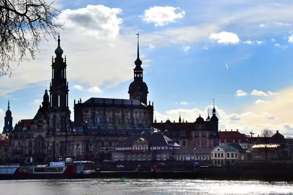 Altstadt auf der anderen Seite des Flusses